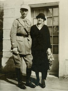 1931- Rene de Roys et sa mère devant le salon de Saint Ange